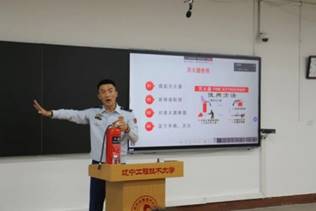 人站在电视前玩游戏低可信度描述已自动生成 人站在电视前玩游戏低可信度描述已自动生成