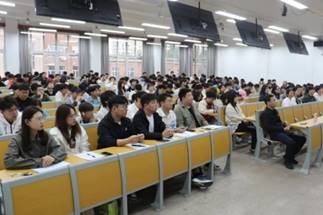 人们在看台上的人群低可信度描述已自动生成 人们在看台上的人群低可信度描述已自动生成